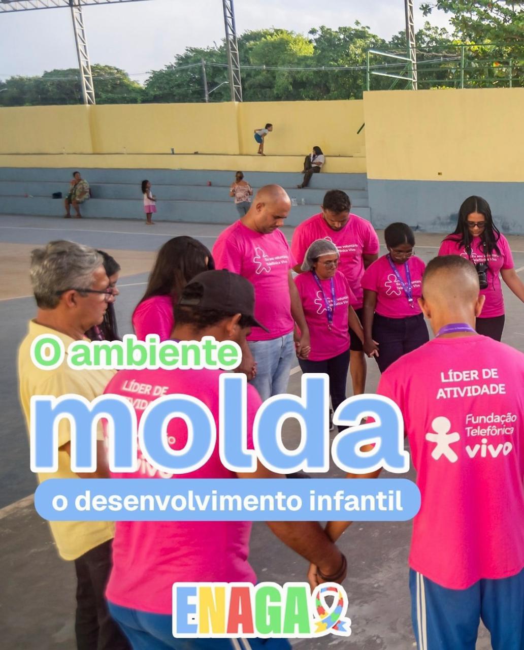 Voluntários do Instituto orando em círculo antes de atender as crianças