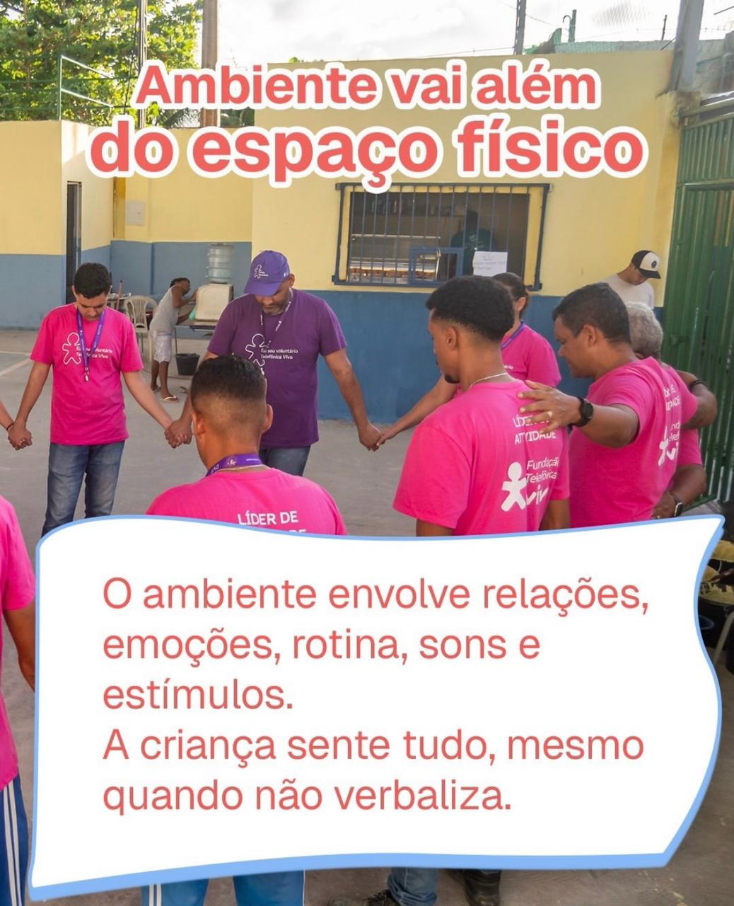 Equipe do Instituto em círculo de oração antes das atividades
