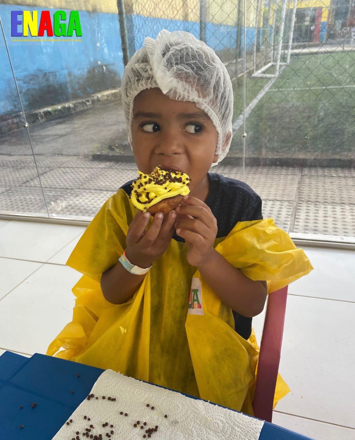 Criança ENAGA em oficina alimentar com cupcake